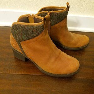 Super-cute Merrell Suede ankle boot, size 8.5